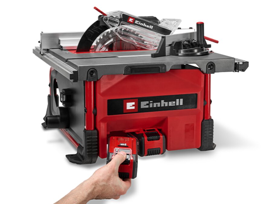 Акумуляторна настільна пилка Einhell TE-TS 36/8 T Li-Solo з передньої частини; дві батареї вставляються однією рукою (робота з подвійним акумулятором).