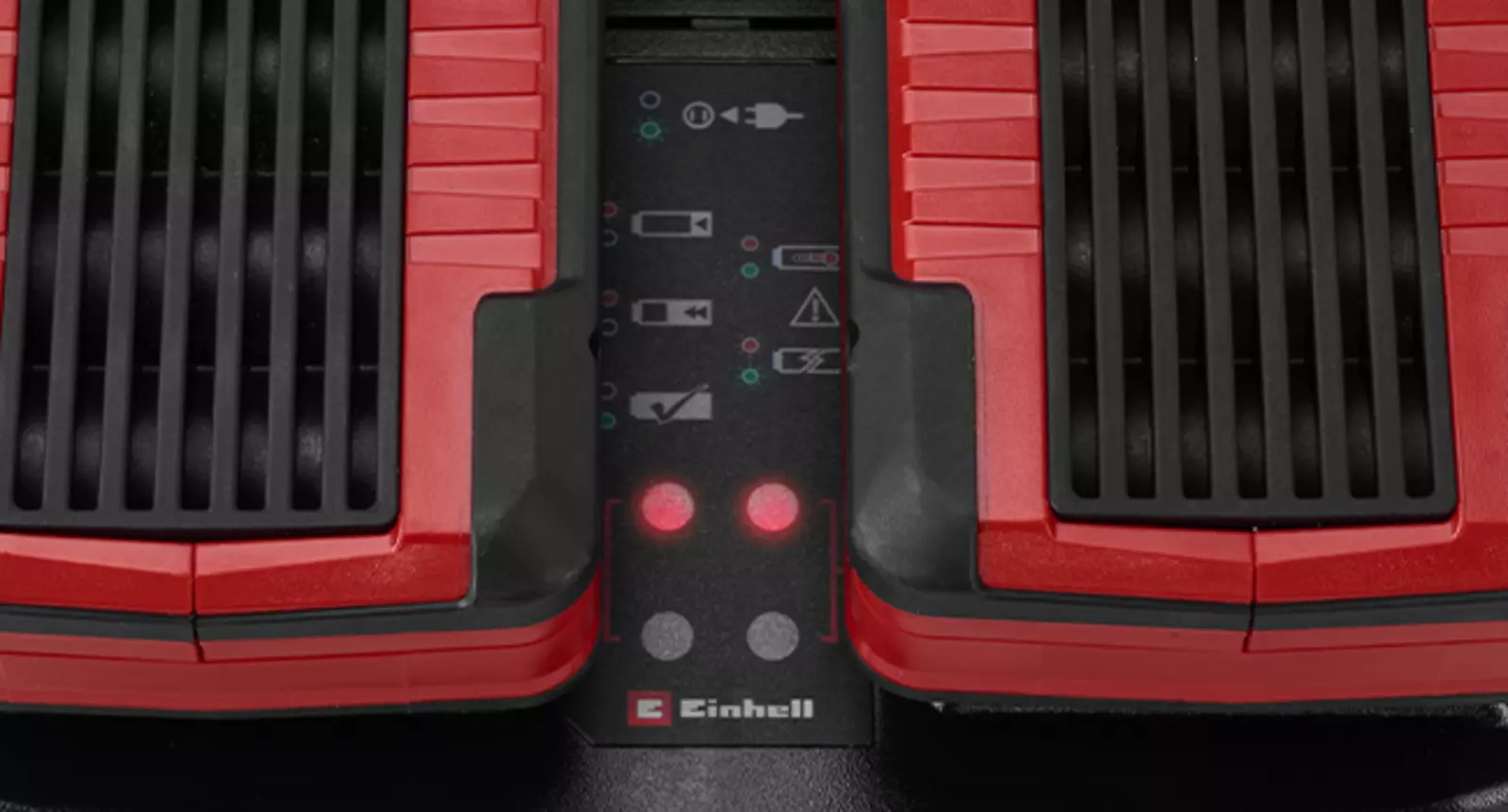 Крупний план LED-індикатора стану на зарядному пристрої Einhell Power X-Twincharger 4A.