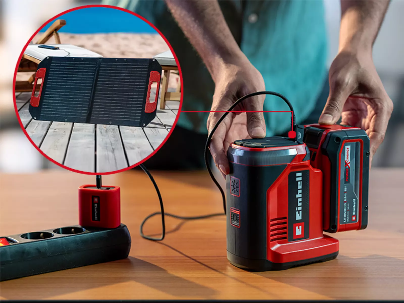 Акумуляторна зарядна станція Einhell TE-ES 18/150/1 Li-C-Solo на столі, працює від акумулятора Power X-Change або окремо доступного сонячного модуля; акумулятор можна заряджати на станції через мережевий кабель.