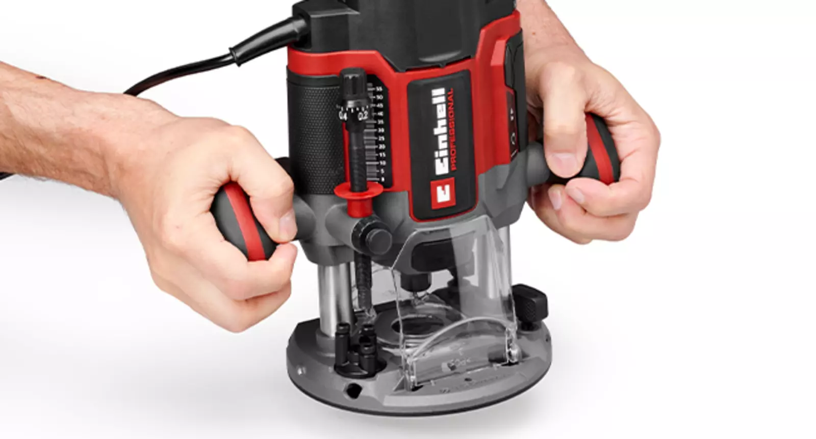 Фрезер Einhell TP-RO 1400 E оснащений подвійними трубчастими напрямними з обох боків для стабільних і точних фрезерних рухів.