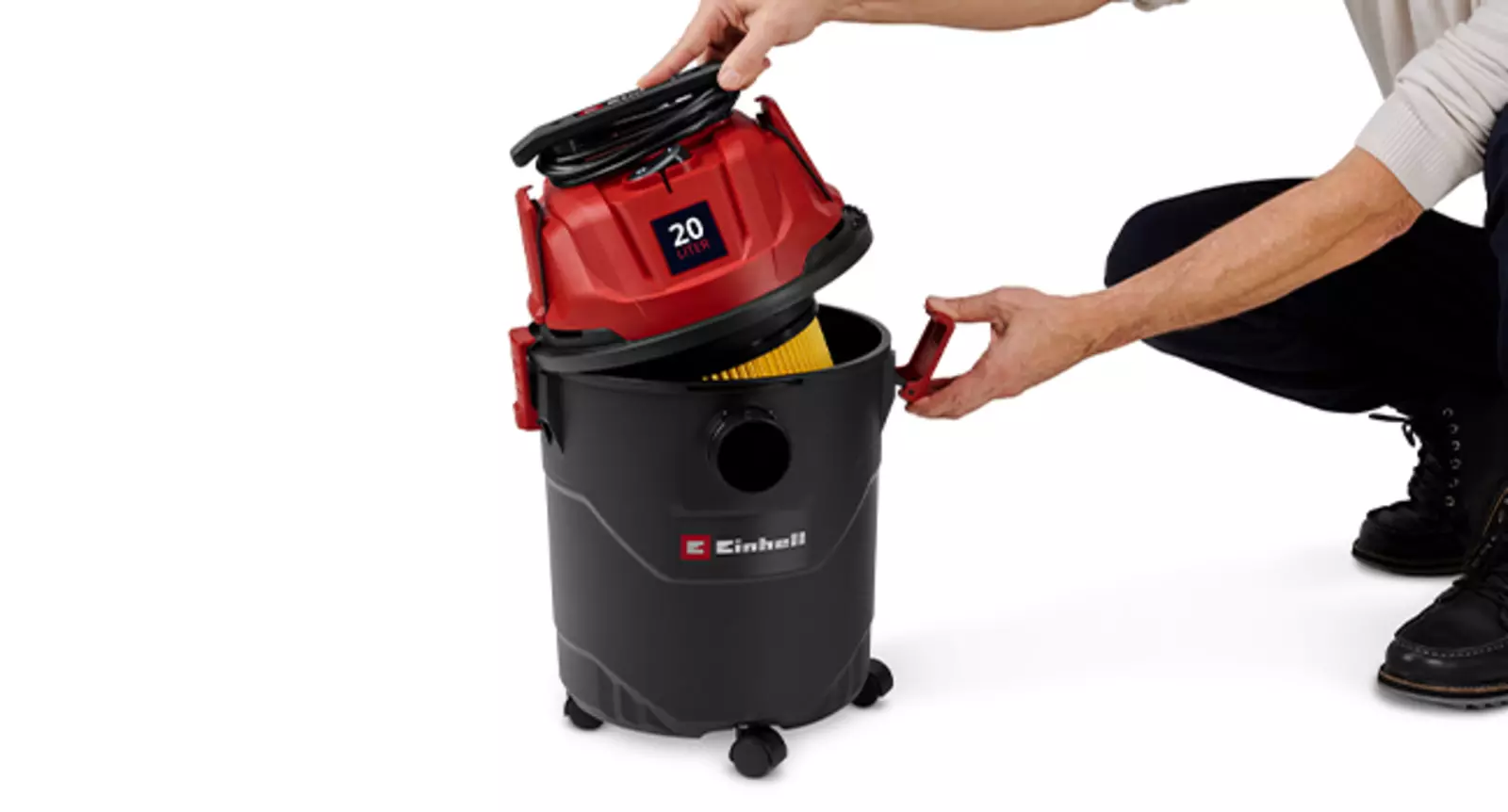 Контейнер пылесоса для сухой и влажной уборки Einhell TC-VC 2045 открывается с помощью быстросъемных застежек по бокам.