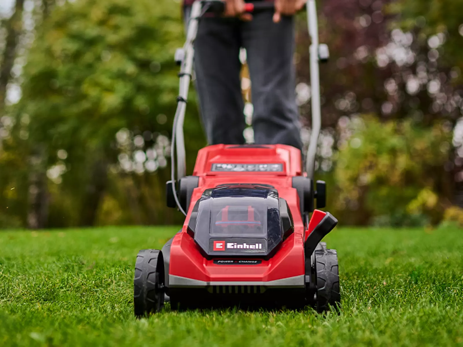 Вигляд спереду на акумуляторну газонокосарку Einhell GE-CM 18/32 C Li BL-Solo під час роботи на газоні.