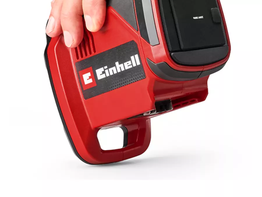 Акумуляторна зарядна станція Einhell TC-ES 18/150/1 Li-Solo тримається однією рукою на підвісному гачку.