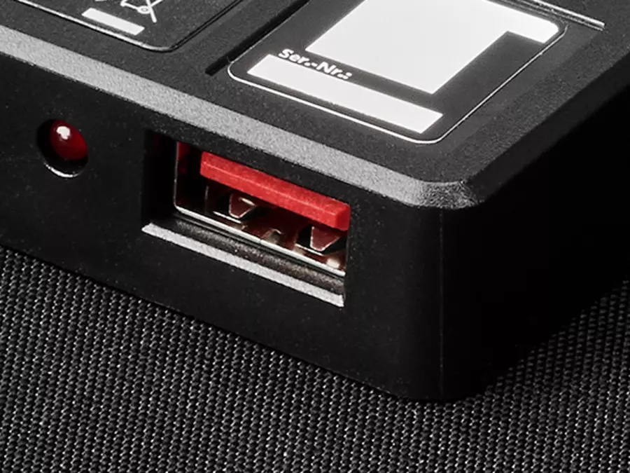 Крупний план роз'єму USB-A на сонячній панелі Einhell для прямого живлення.