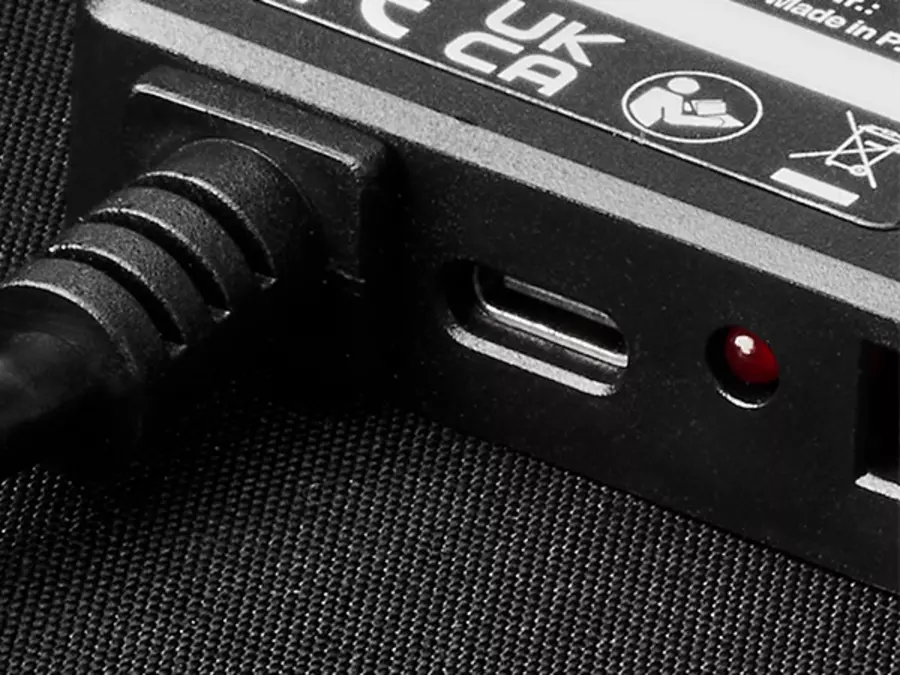 Детальний вигляд роз'єму USB-C на сонячній панелі Einhell з LED-індикатором поруч.