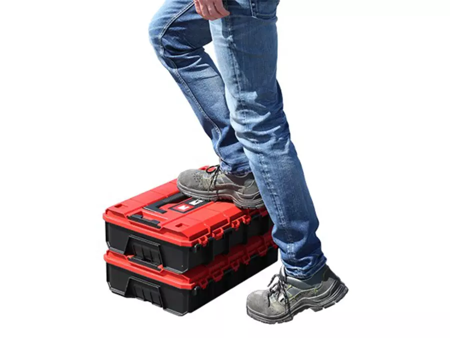 Людина стоїть всією вагою на закритому кейсі E-Case S-F.
