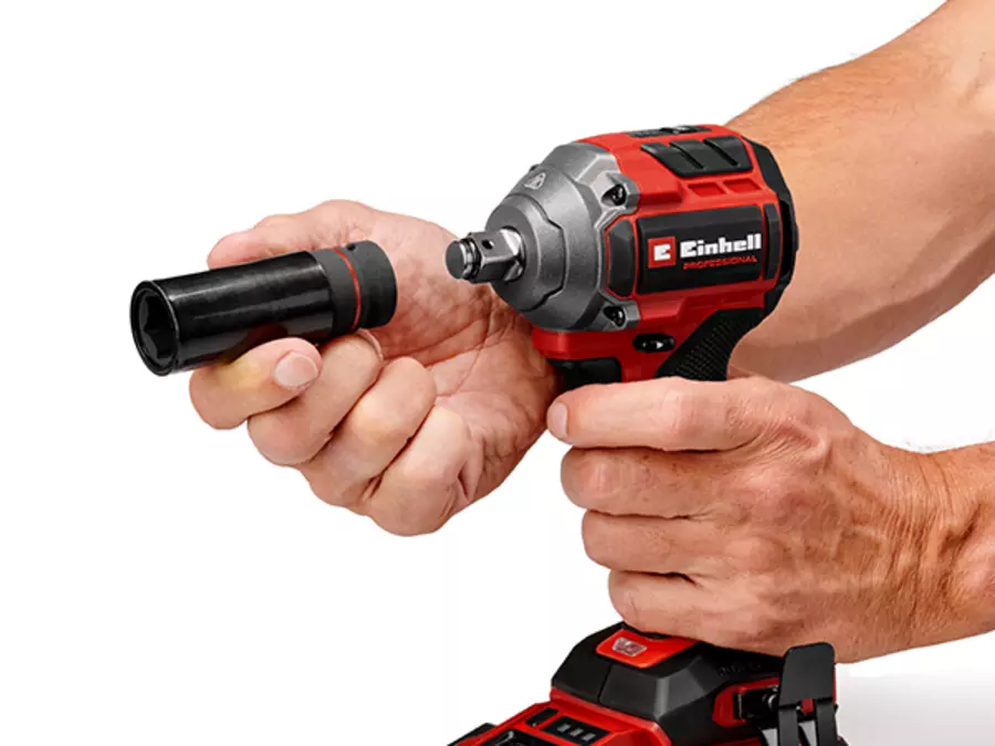 Рука тримає акумуляторний гайковерт Einhell TP-CW 18/260-C Li BL - Solo, інша встановлює торцеву головку.
