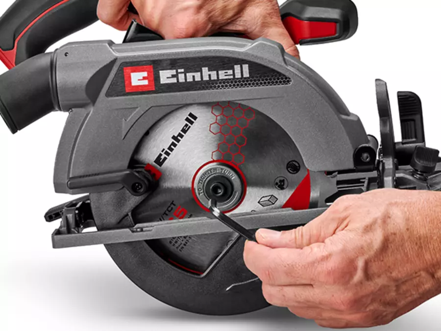 Заміна пиляльного диска на пилі Einhell TE-CS 18/165-2 Li - Solo за допомогою шестигранного ключа.