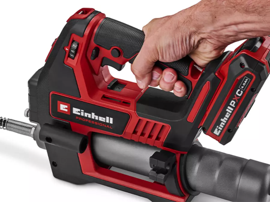 Аккумуляторный шприц для смазки Einhell TP-GR 18/690 Li - Solo удерживается за эргономичную рукоятку с мягким покрытием.