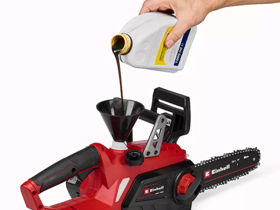 Змащування ланцюга акумуляторної бензопили Einhell GE-LC 18/25-1 Li Kit (1x2.5Ah) шляхом заповнення маслом.
