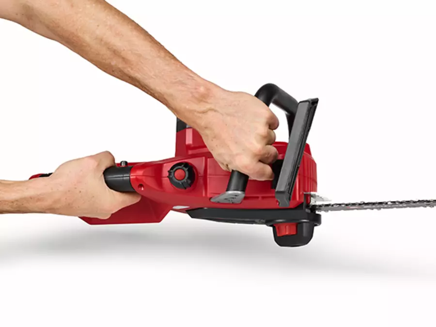 Акумуляторна бензопила Einhell GE-LC 18/25-1 Li Kit (1x2.5Ah) із захистом від зворотного удару; однією рукою тримається передня ручка.