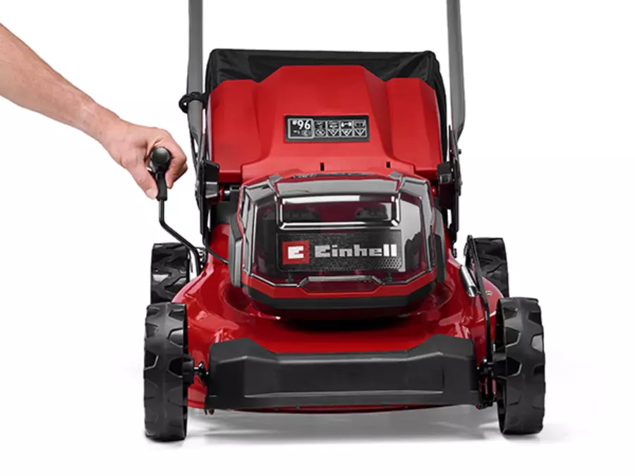 Центральний важіль акумуляторної газонокосарки Einhell GC-CM 36/46 S Li BL (2x 4.0 Ah) використовується для регулювання висоти скошування.
