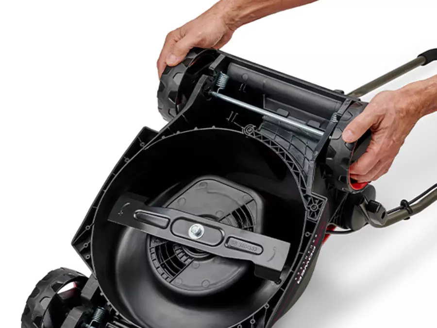 Нижня частина акумуляторної газонокосарки Einhell GE-CM 18/30-1 Li BL (1x3.0Ah) з ріжучим блоком; руки регулюють висоту скошування по осі.