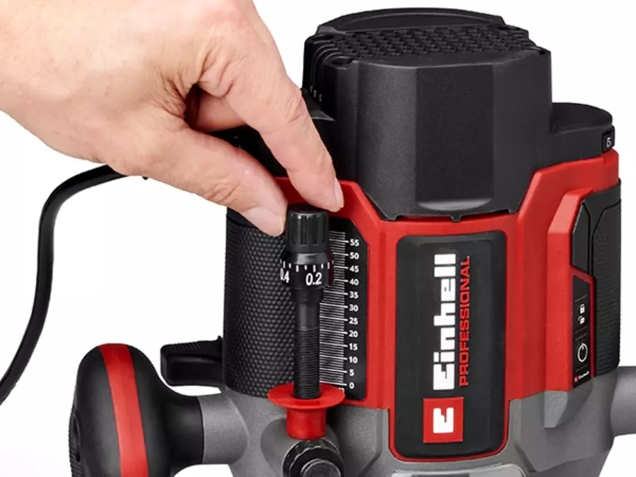 Детальний вигляд фрезера Einhell TP-RO 1400 E зі стрілкою на шкалі для налаштування глибини фрезерування.