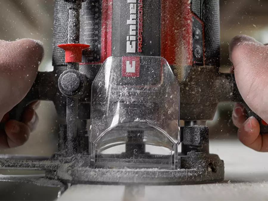 Вигляд спереду фрезера Einhell TP-RO 1400 E в робочому стані з прозорим захистом від стружки.