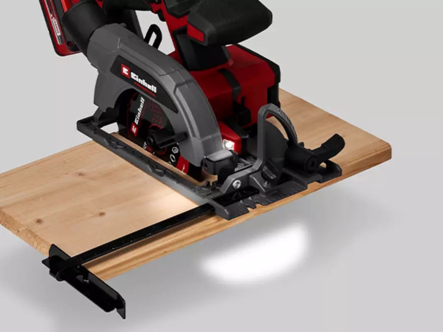 Пила Einhell TP-CS 18/136-C Li BL - Solo під час роботи з увімкненим LED-підсвічуванням.
