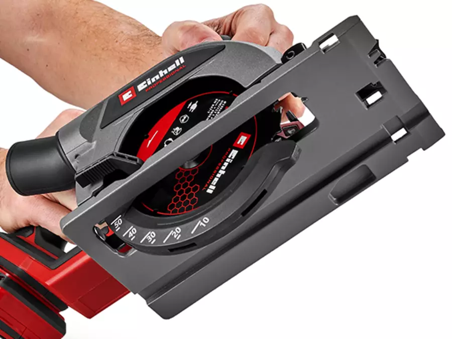 Вигляд збоку на пилу Einhell TP-CS 18/136-C Li BL - Solo, видно алюмінієву підошву та шкалу.
