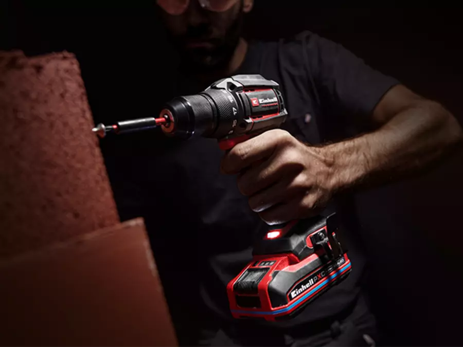 Акумуляторний дриль-шуруповерт Einhell Professional TP-CD 18/70-C Li BL – Solo використовується для свердління стіни.