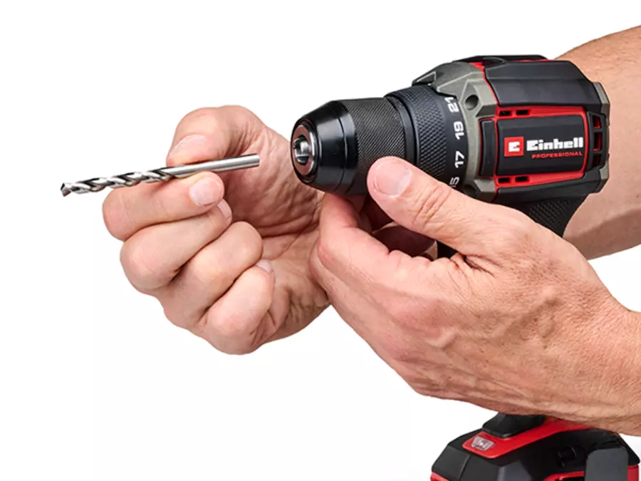 Акумуляторний дриль-шуруповерт Einhell Professional TP-CD 18/70-C Li BL – Solo зі швидкознімним патроном під час встановлення свердла.