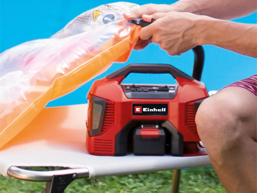 Акумуляторний компресор Einhell TC-AK 18 Li - Solo використовується для надування надувного матраца в саду.