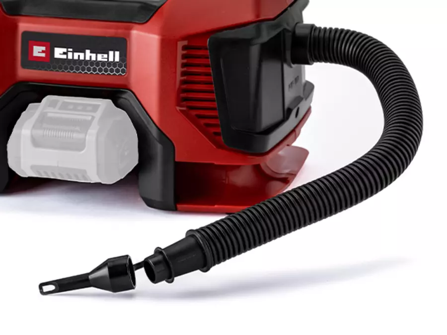 Детальний вигляд акумуляторного компресора Einhell TC-AK 18 Li - Solo з підключеним повітряним шлангом на білому фоні.