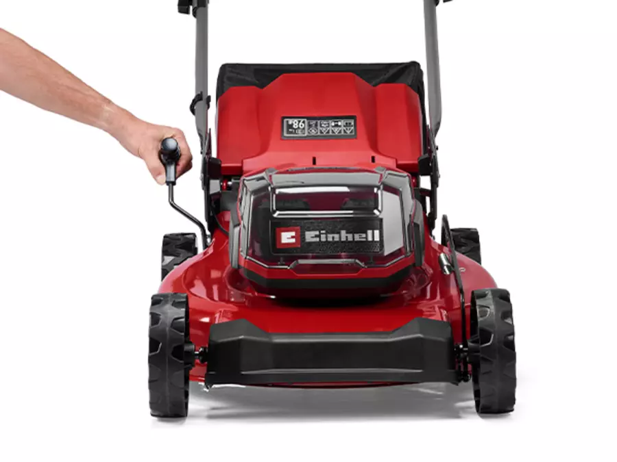 Аккумуляторная газонокосилка Einhell GC-CM 36/51 S Li BL (2x5,2 Ач) с фронтальной регулировкой высоты среза, видимой в центре.
